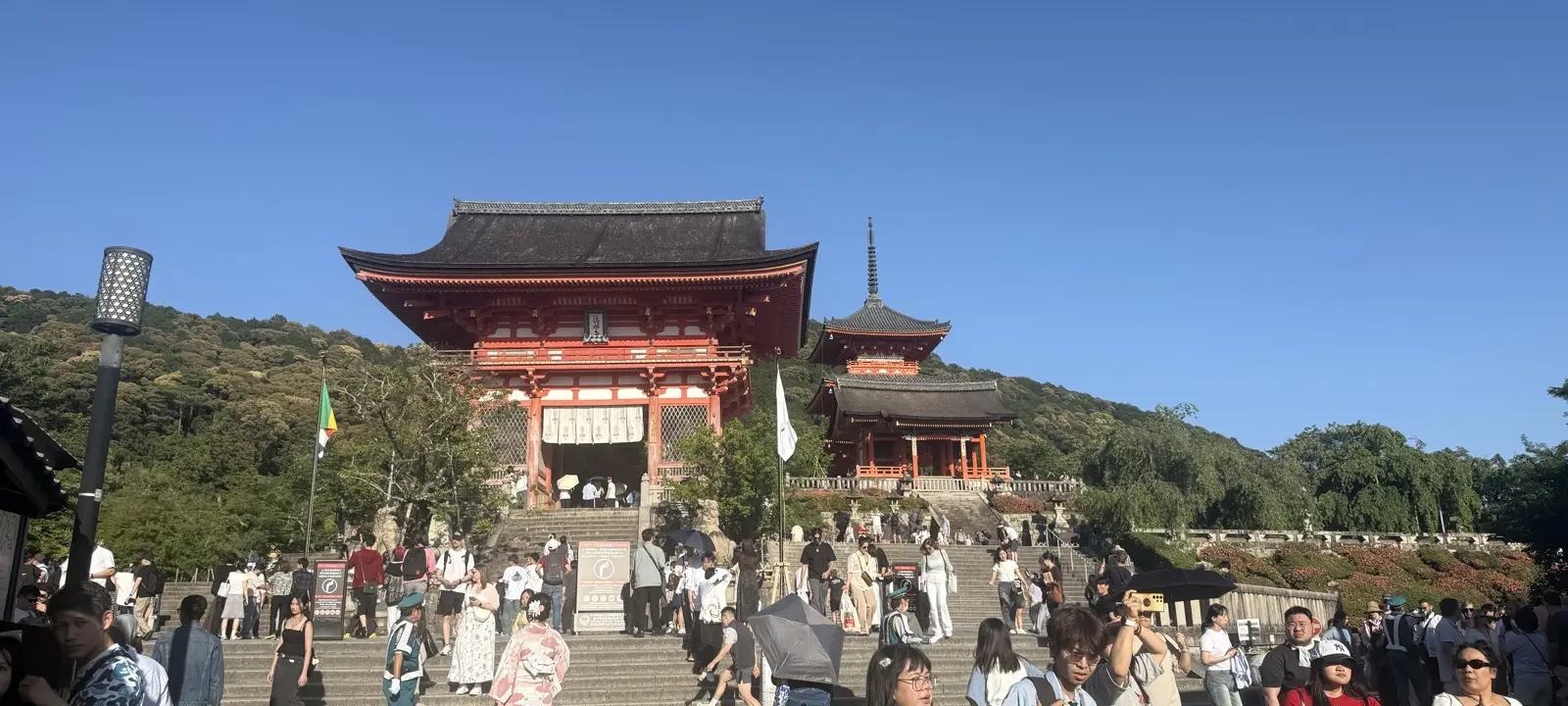 The vermilion Nio-mon gate and three-storey pagoda of Kiyomizu-dera above the entrance plaza — our own photo