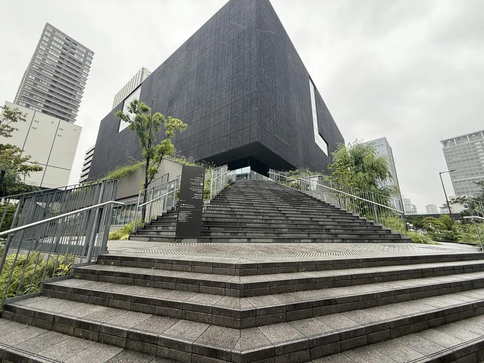 The wide staircase leading up to the elevated second-floor entrance of the Nakanoshima Museum of Art