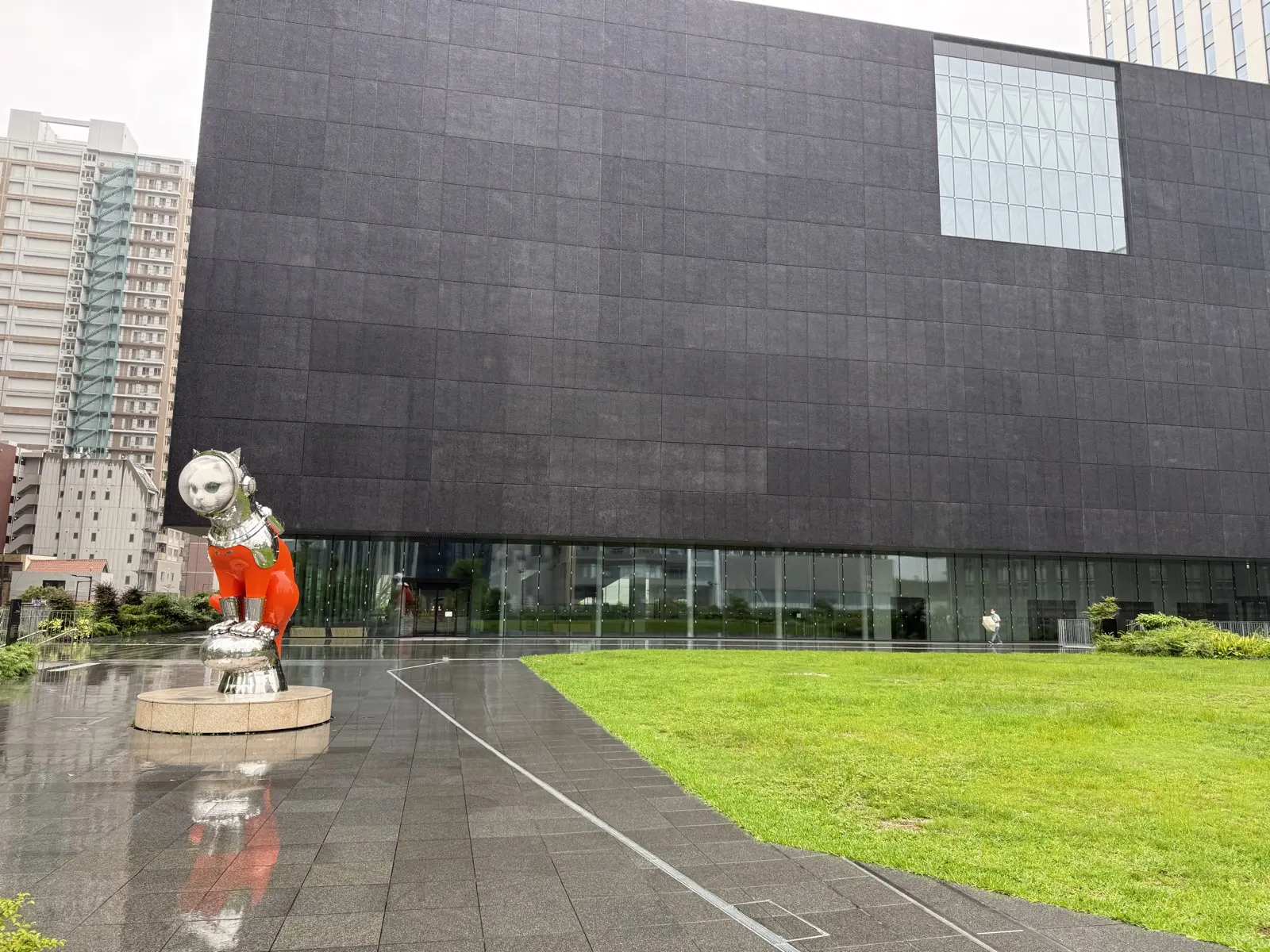 Kenji Yanobe's SHIP'S CAT sculpture, a cat in an astronaut suit, on the museum plaza