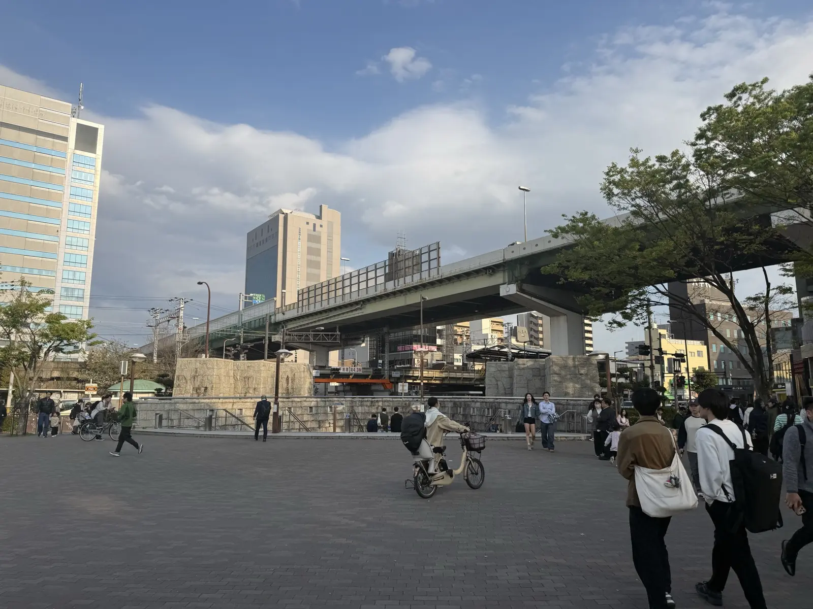 Approach from Osakajokoen Station to the castle